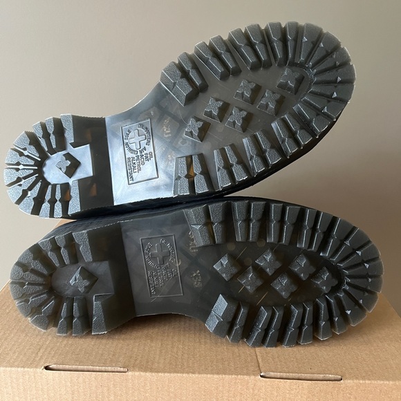 ⭐️SALE⭐️ Dr. Martens Molly Platform Boots - Picture 6 of 9